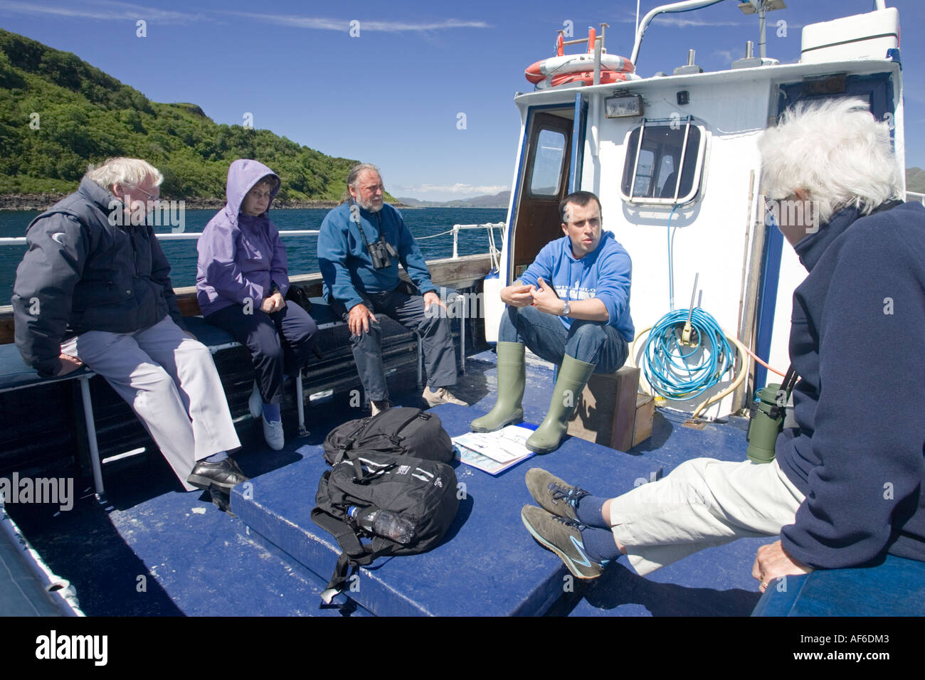 Touristen, die Sachwissen auf Ecocruz Boot von marine Ökologen auf Whale watching Kreuzfahrt aus Tobermory Isle of Mull Scotland UK Stockfoto