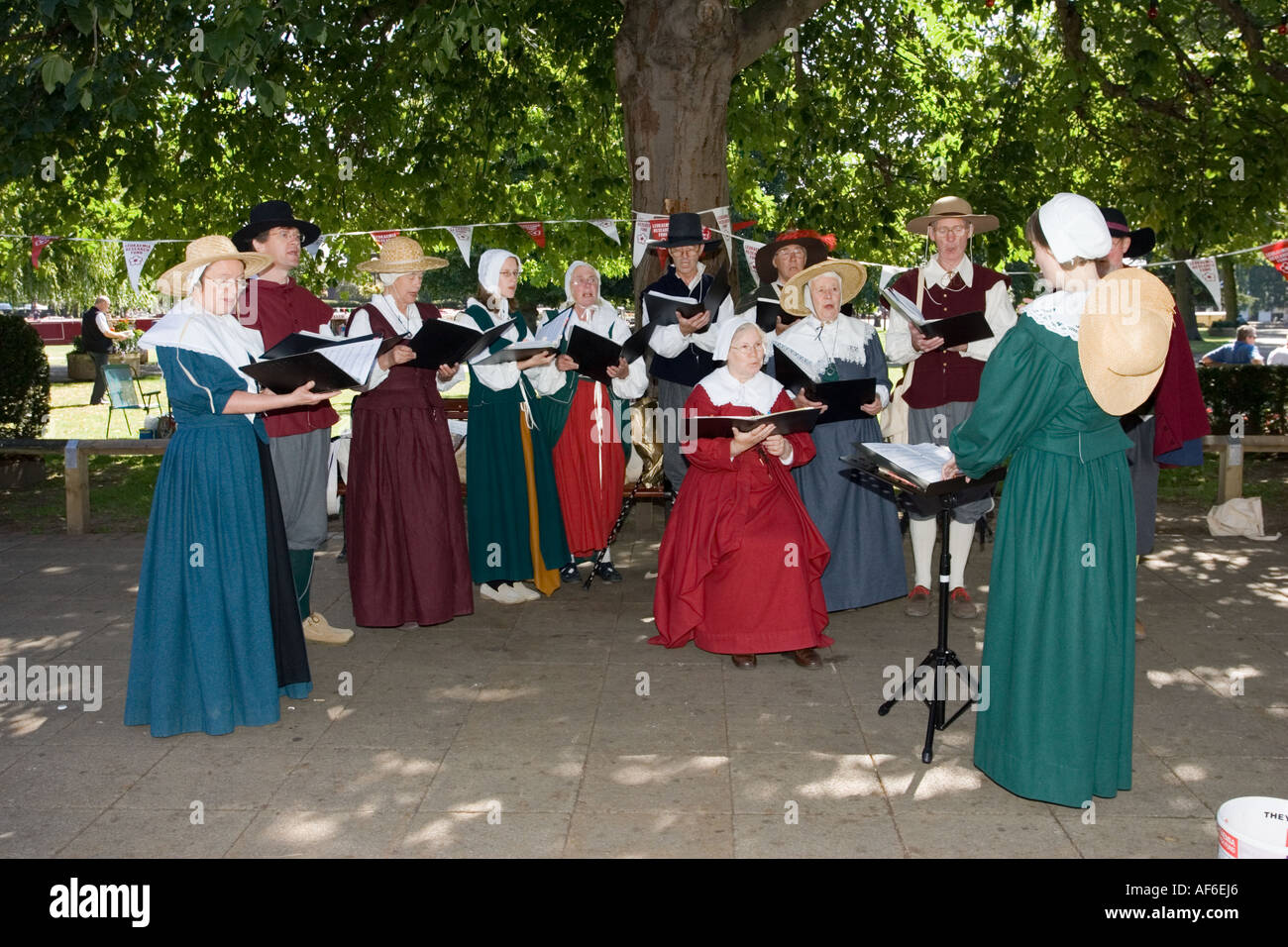 Sänger in mittelalterlichen Kostümen in Bancroft Gardens in der Nähe von Royal Shakespeare Theatre Stratford-upon-Avon UK Stockfoto