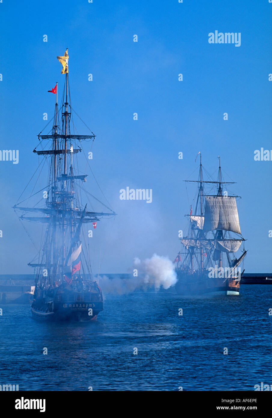 Die russische Fregatte Shtandart Abfeuern einer Kanone gegen die Australian Bark Endeavour Stockfoto