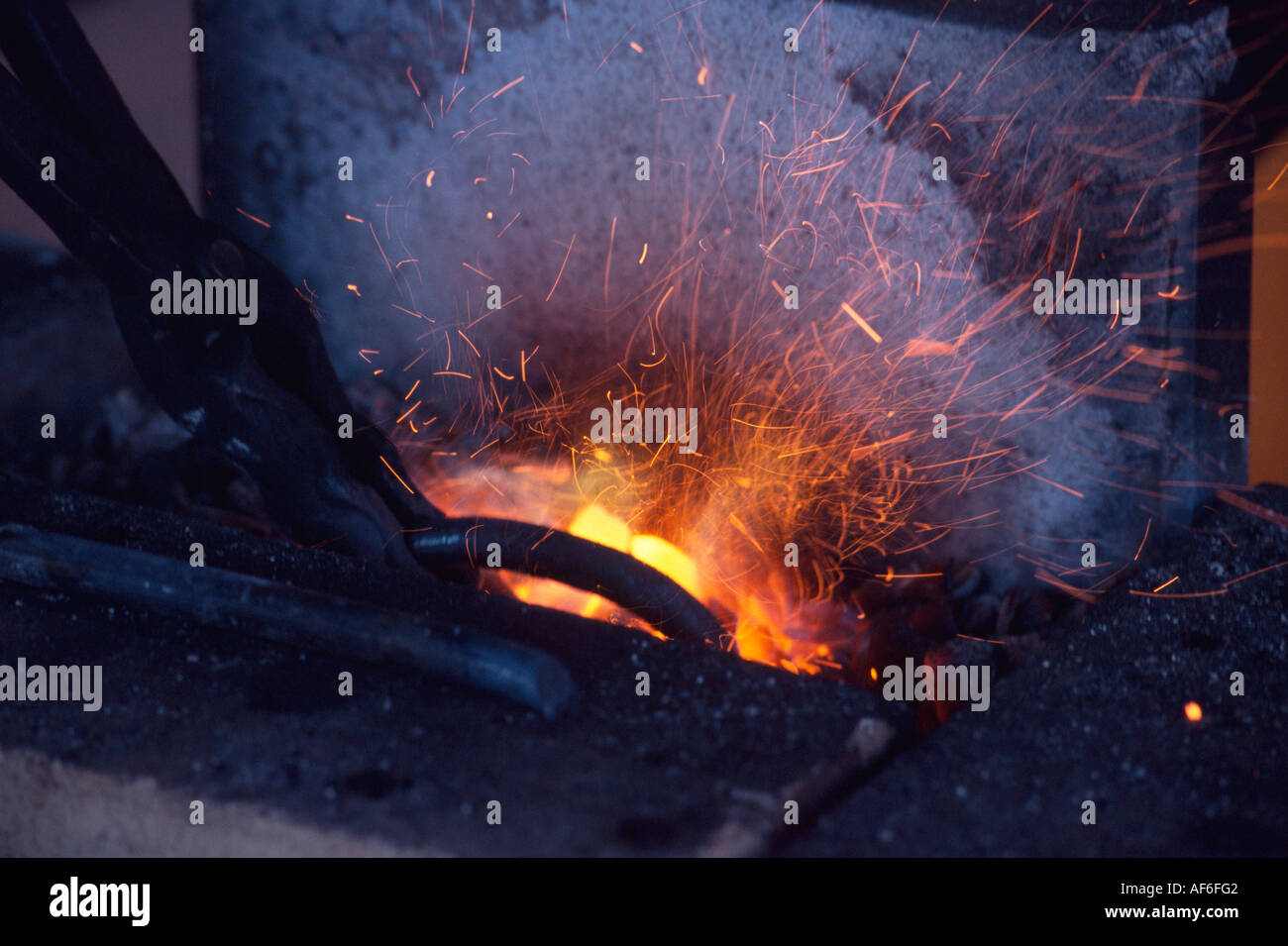 Feuer, das eisen schmilzt Fotos und Bildmaterial in hoher Auflösung Alamy