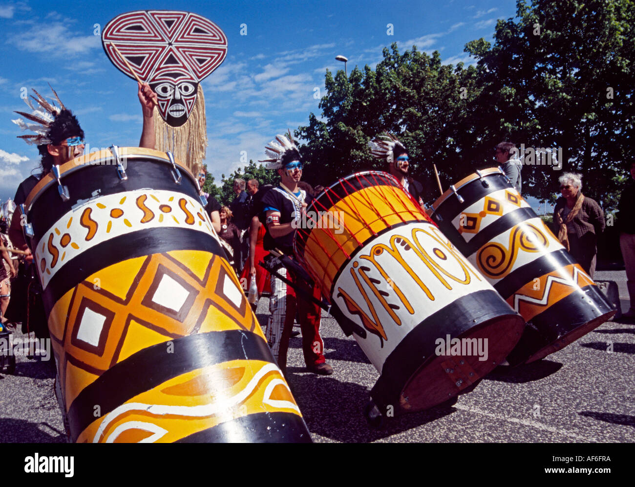 Indianer spielen Trommeln an Karneval Stockfoto