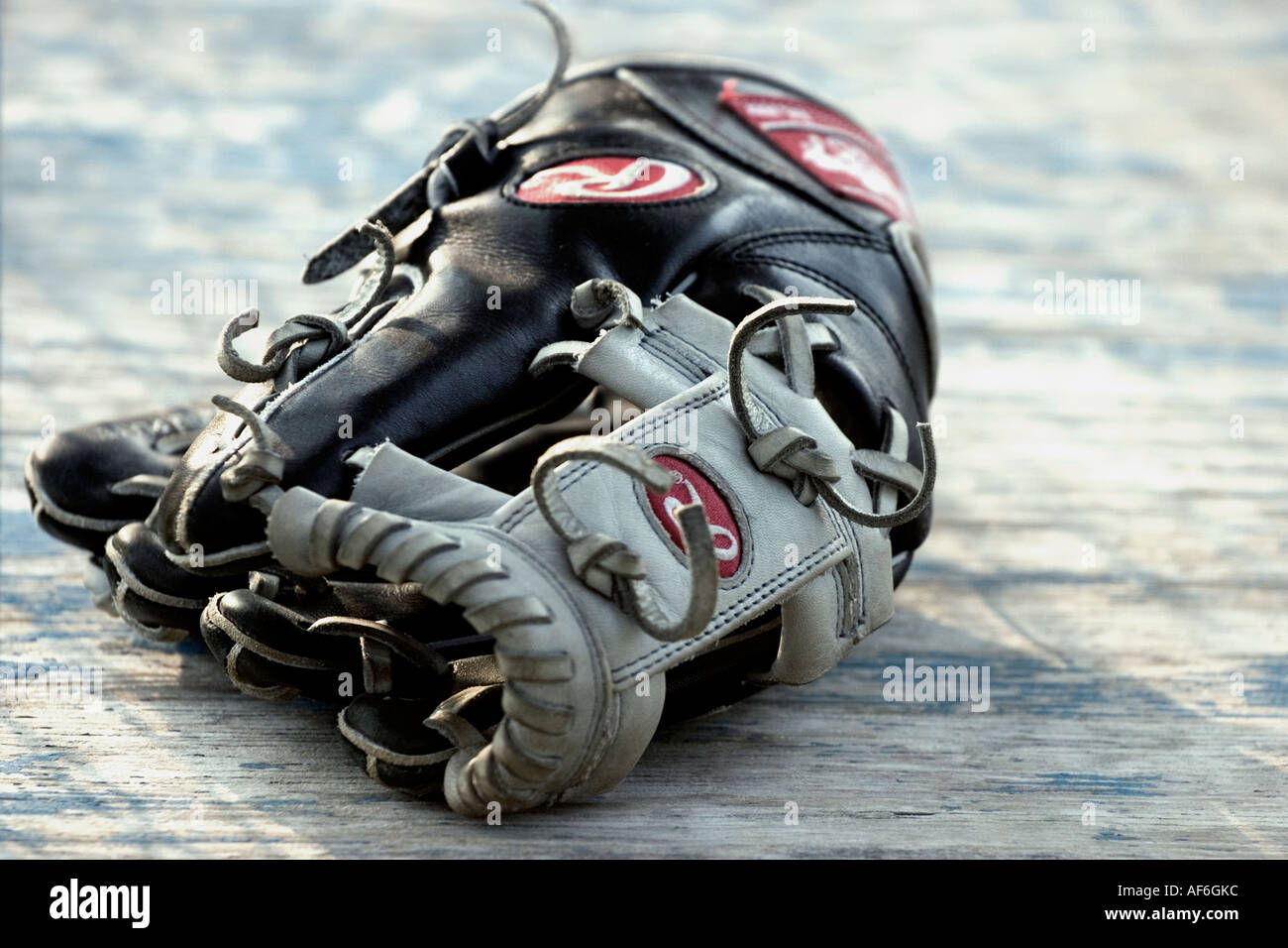 Baseball-Handschuh auf Bank Stockfoto