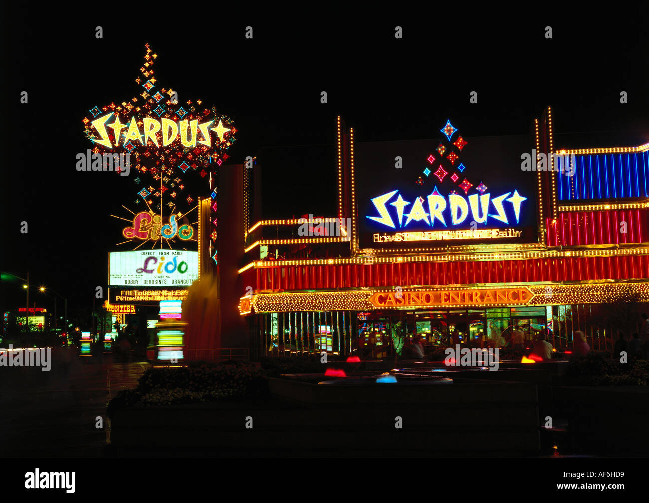 Geographie/Reisen, USA, Nevada, Las Vegas, Straßenszenen, Stardust Casino auf dem Strip, Leuchtwerbung, bei Nacht, Additional-Rights - Clearance-Info - Not-Available Stockfoto Geographie/Reisen, USA, Nevada, Las Vegas, Straßenszenen, Stardust Casino auf dem Strip, Leuchtwerbung, bei Nacht, Additional-Rights - Clearance-Info - Not-Available Stockfoto