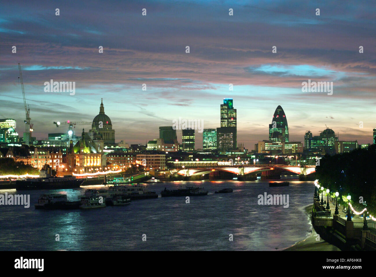 London-Stadt-Sky-Line in der Morgendämmerung circa 2006 Stockfoto