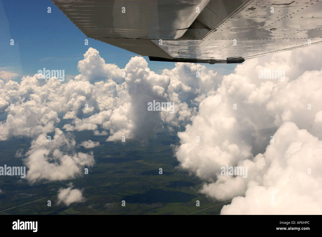Himmel aus einem Flugzeug mit Flügel Stockfoto