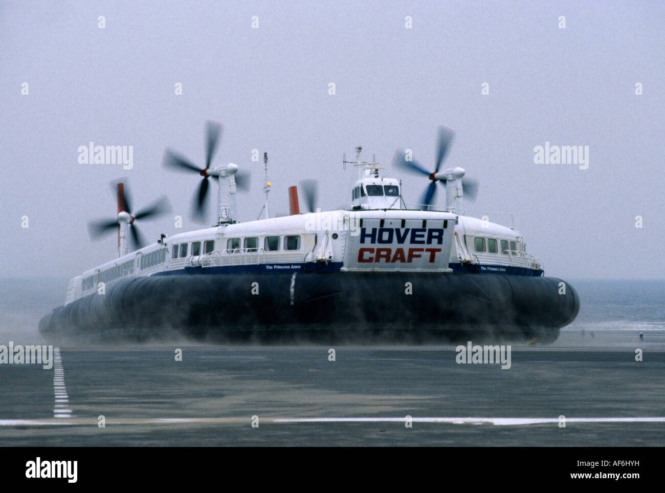 Frankreich Calais Transport Meer Hovercraft Passagier- und Autofähre aus Meer auf das Land am terminal Stockfoto