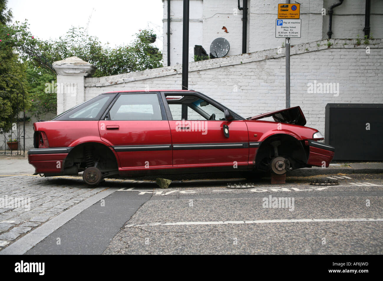 Abgestürztes Auto in Street in London, England Stockfoto