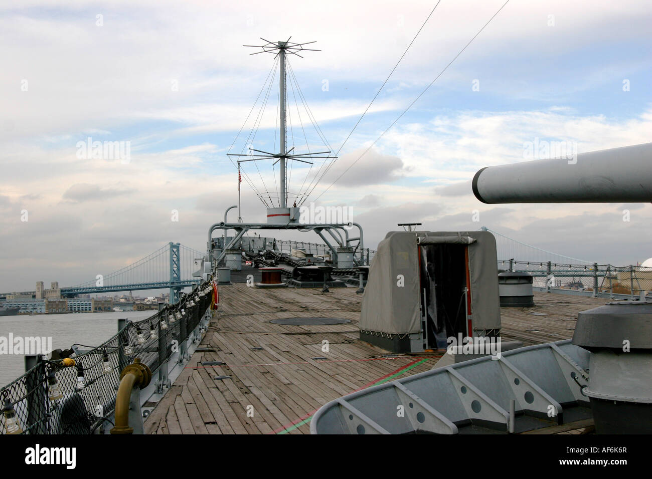 USS New Jersey BB 62 gehört zu den vier Schlachtschiffe der Iowa-Klasse Aussicht von der vorderen Pistole Turm und deck Stockfoto