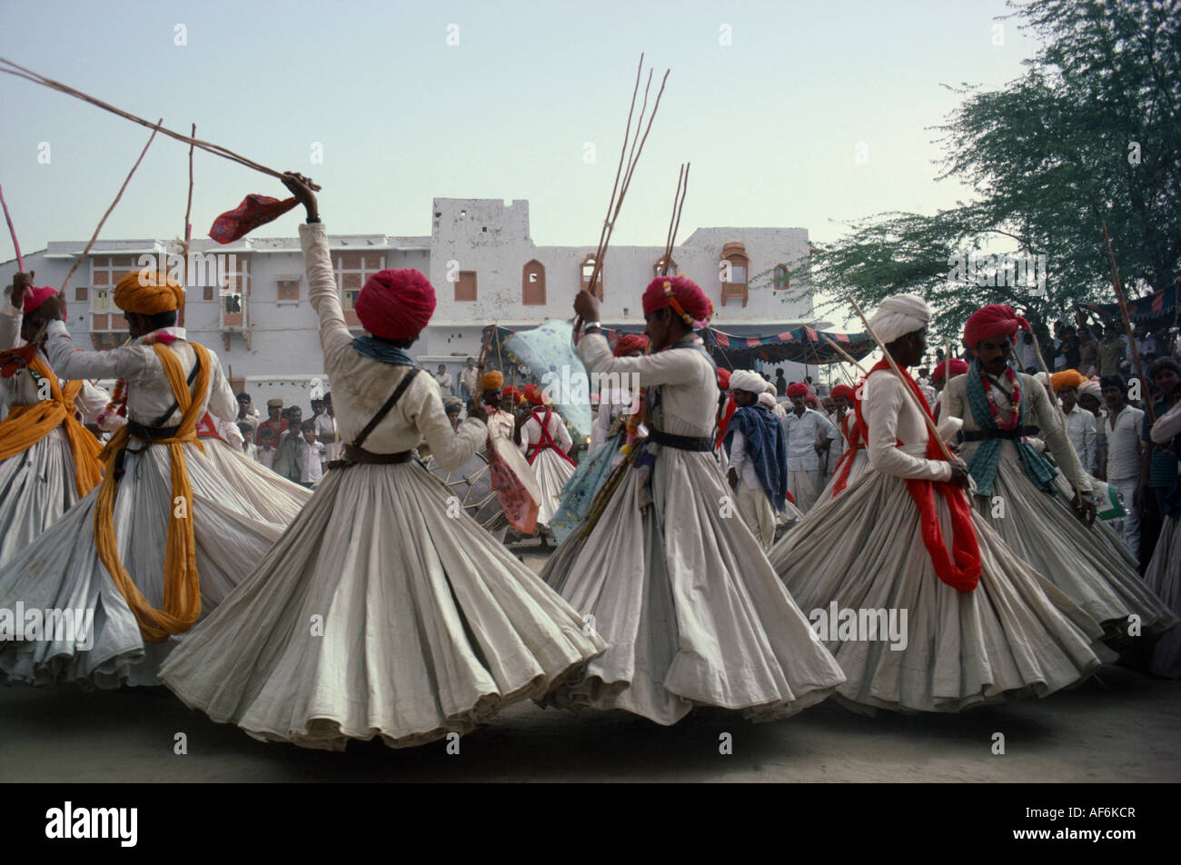 Indien in Südasien Rajasthan Jodhpur Männer in traditioneller Kleidung darstellenden Tanz für den Maharaja von Jodhpur in einem Thakurs Hof Stockfoto