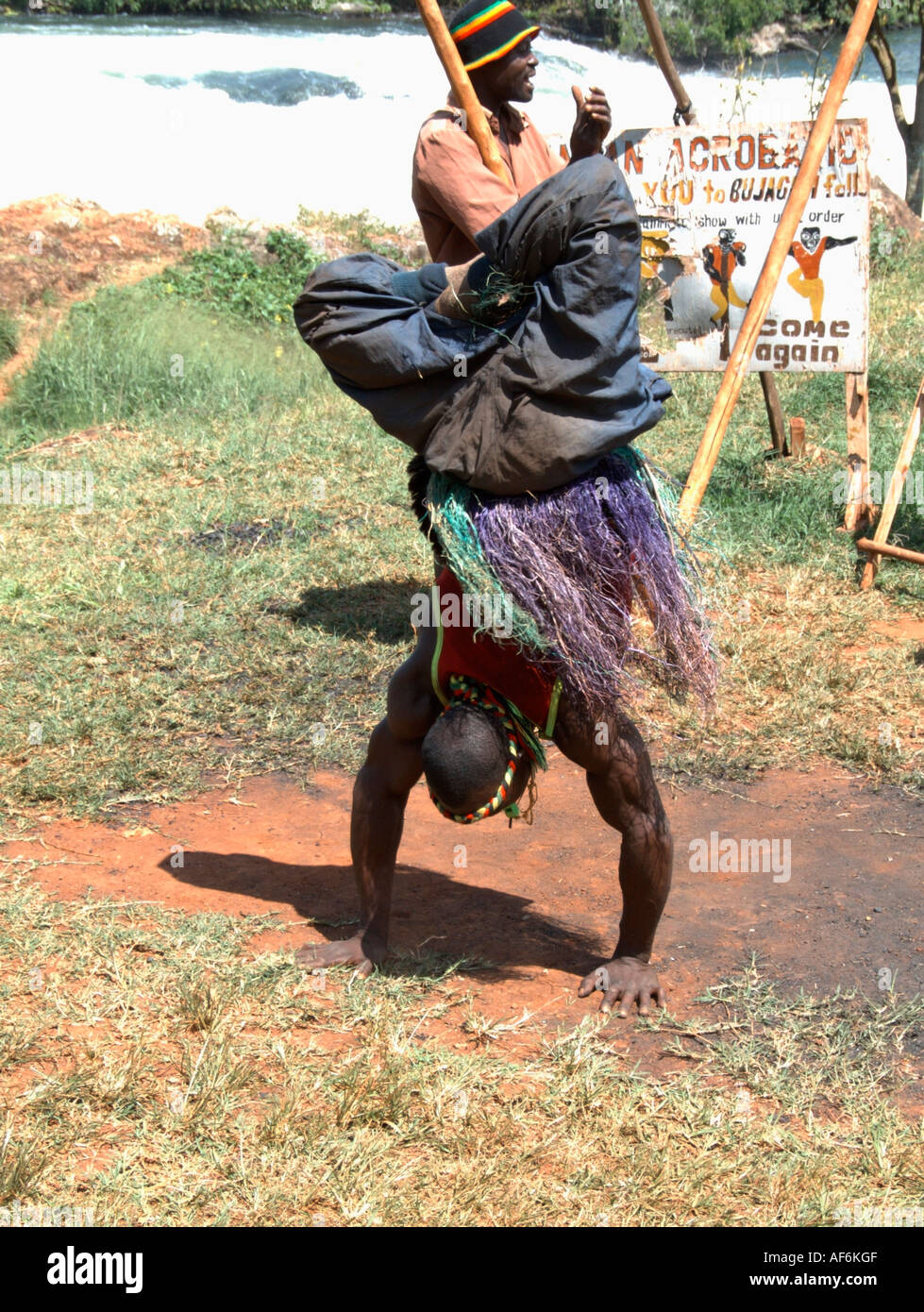 Behinderte Gymnast führt an den Bujjagali Falls Stockfoto