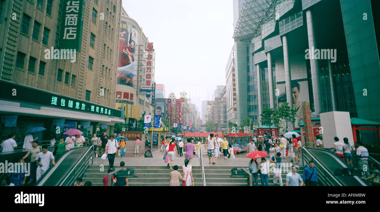Große Städte der Welt. Panorama der modernen Einkaufsmeile Nanjing Road in der Stadt Shanghai in China in Ostasien. Abenteuer Kultur Reisen Fernost Stockfoto