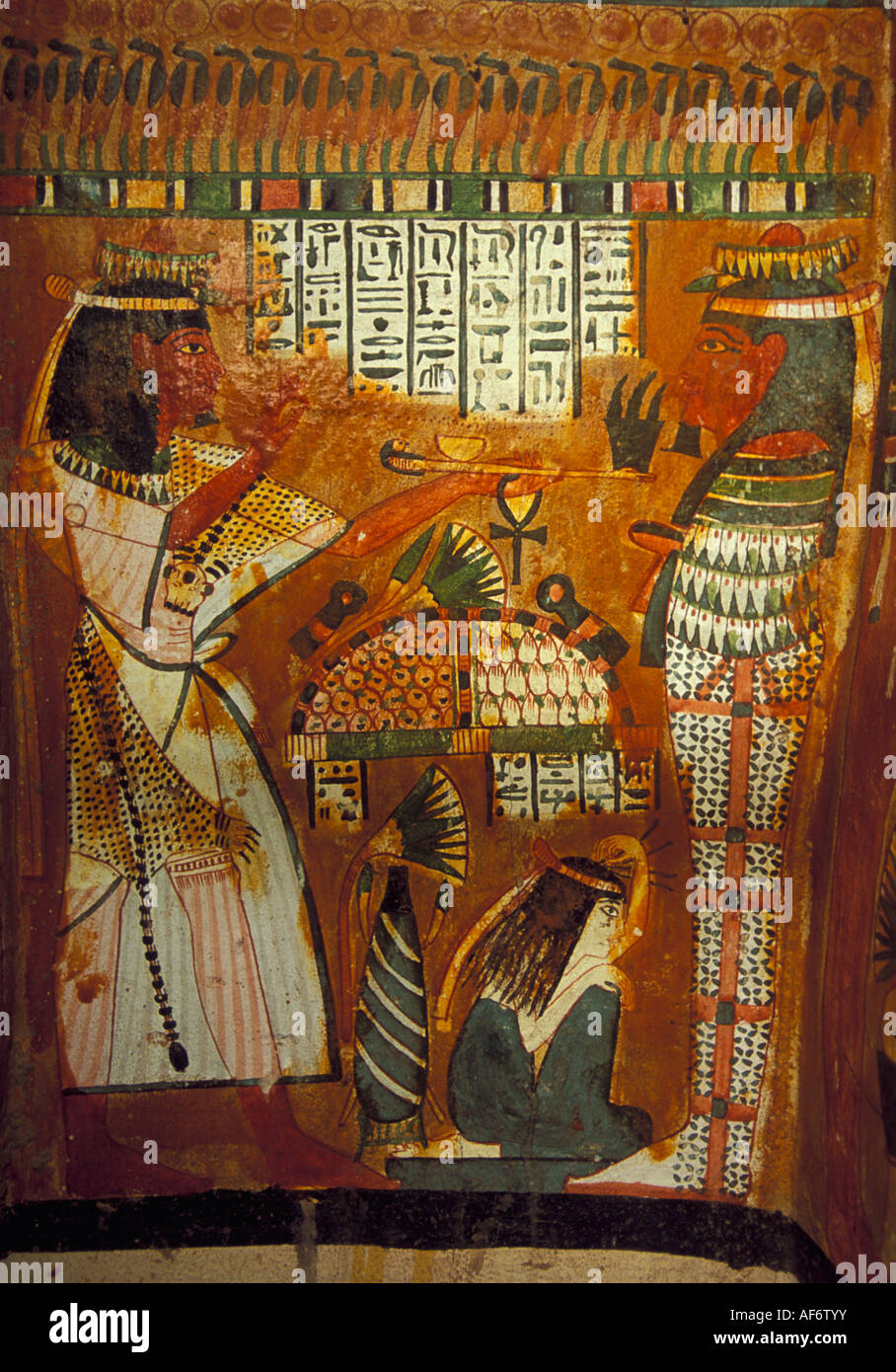 Ägypten Kairo Gemälde und Hieroglyphen an inneren Sarg im ägyptischen museum Stockfoto