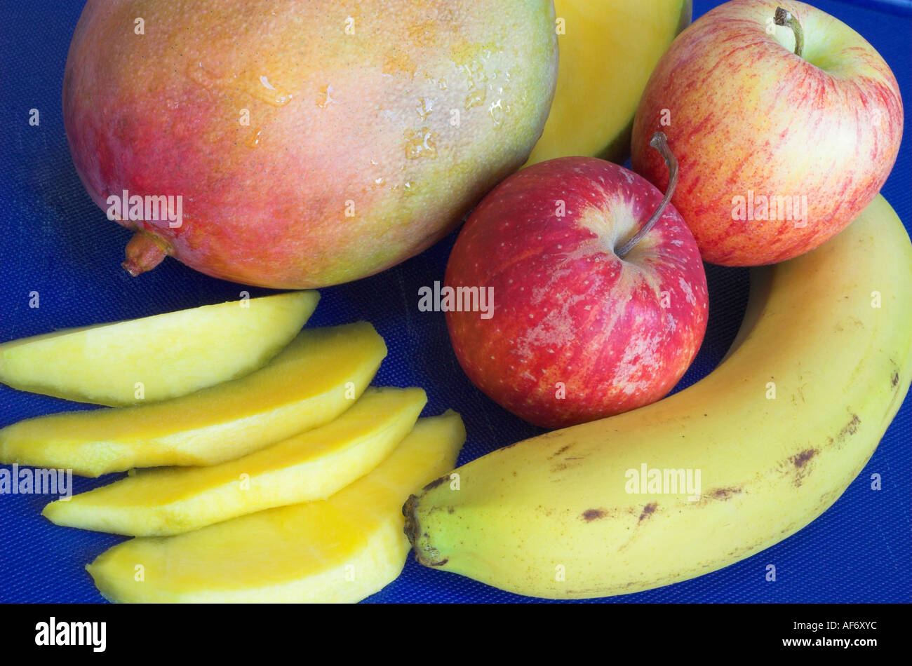 Ein frischer Mango Apfel und Banane, die lebenswichtige Vitamine und Ballaststoffe sorgen für eine gute Gesundheit Stockfoto