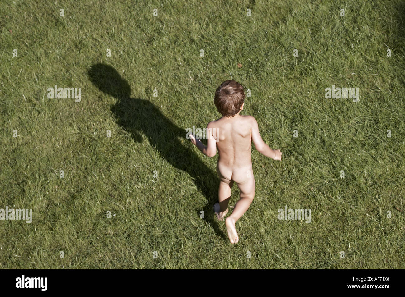 knaben model nackt Kleiner junge Kind spielt von oben in einem vorstädtischen Garten im Sommer  London England UK nackt nackt oder nackten CJWH weglaufen Stockfotografie -  Alamy