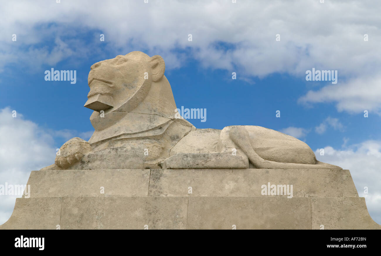 Steinstatue Löwe vor blauem Himmel bewölkt Stockfoto