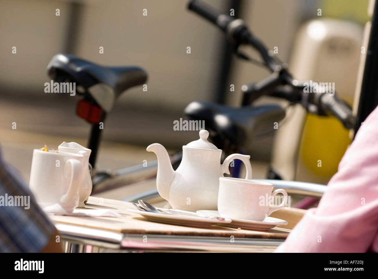Teekanne mit einem Fahrrad im Hintergrund Bushmills Co Antrim Stockfoto