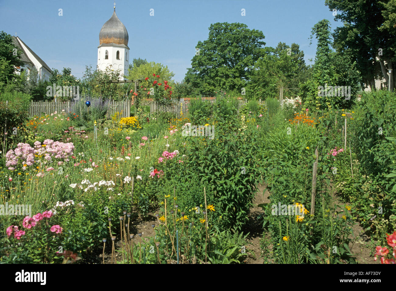 Garten des Benediktiner Klosters Frauenchiemsee, Bayern, Deutschland Stockfoto