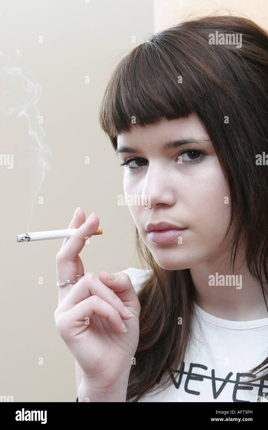 Teenager-Mädchen rauchen Zigaretten. Stockfoto