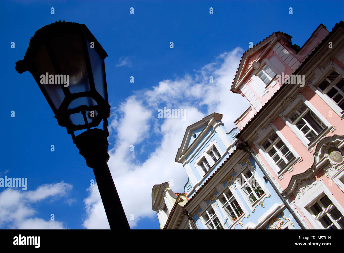 Tschechische Republik Tschechien Bohemia Prag wenig Quartal Bridge Street mit bunten Renaissance und Barock Gebäude und Laterne Stockfoto