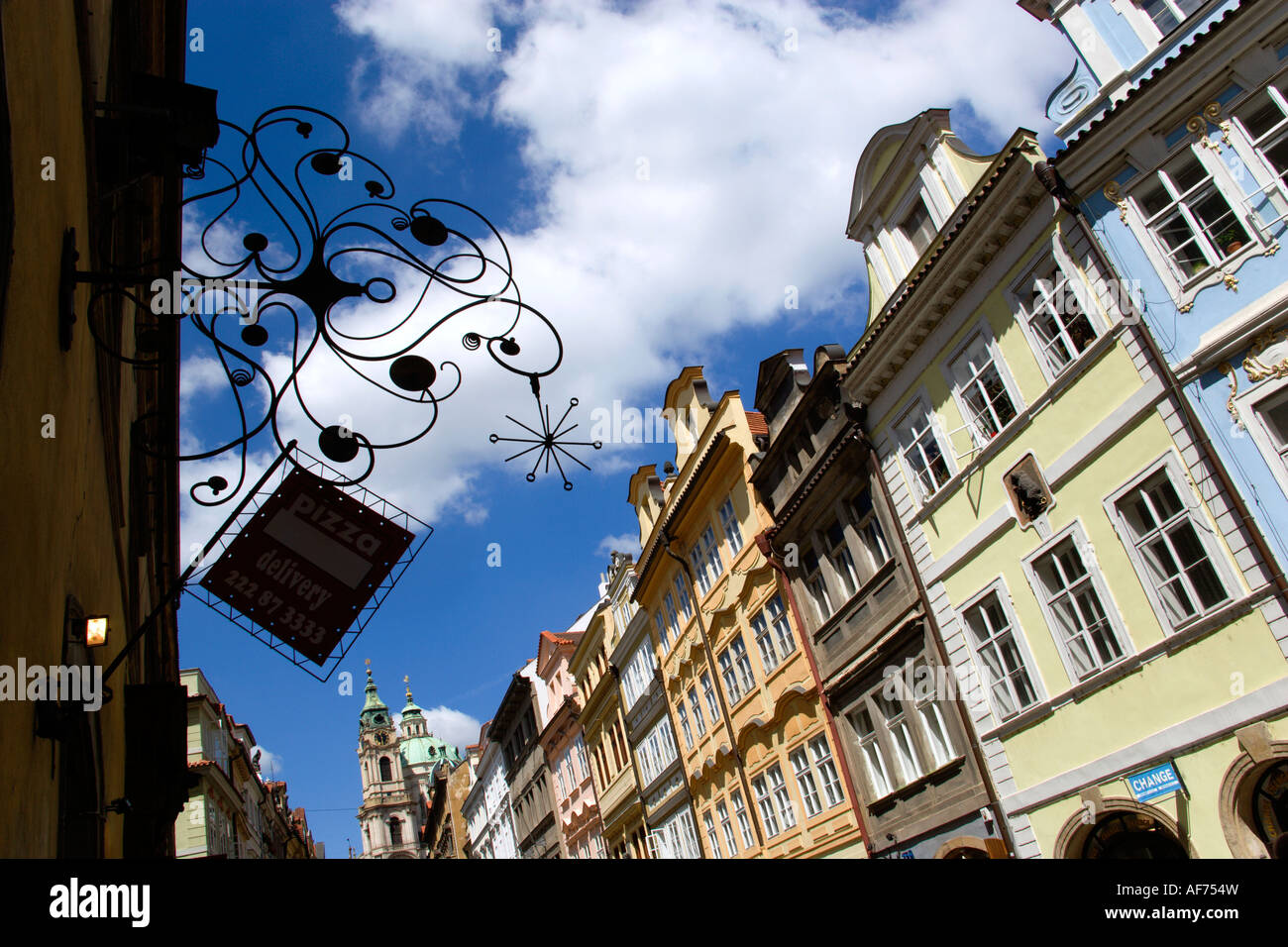 Tschechische Republik Tschechien Bohemia Prag wenig Quartal Bridge Street mit Renaissance- und Barock-Gebäude und kunstvolle Pizza Zeichen. Stockfoto