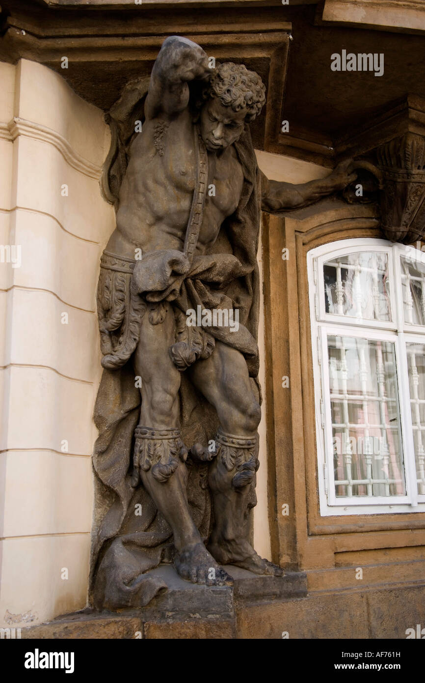 Tschechische Republik Tschechien Böhmen Prager Viertel Balkon Unterstützung in Form eines Afrikaners oder Moor Mann in Ketten. Stockfoto
