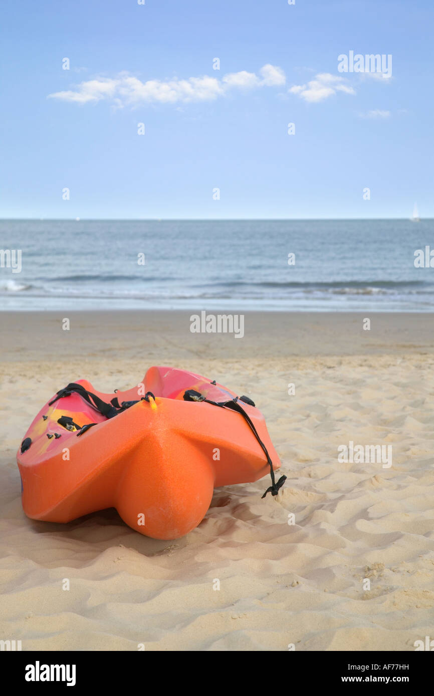 Orange Seekajak auf einem sandigen Strand Meer im Hintergrund Stockfoto