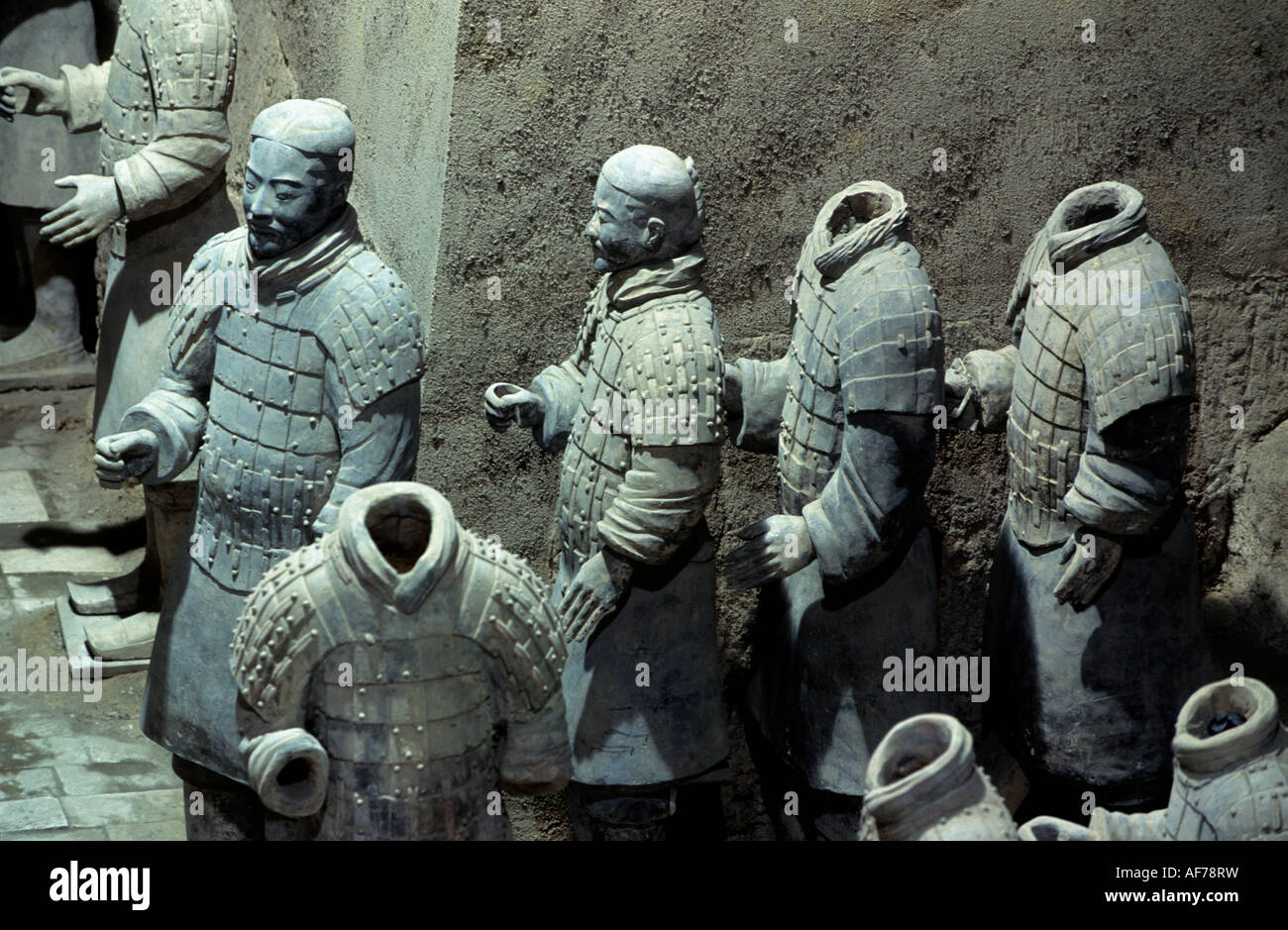 Terrakotta-Krieger in der Grube Nummer zwei im Museum in Xian China Stockfoto