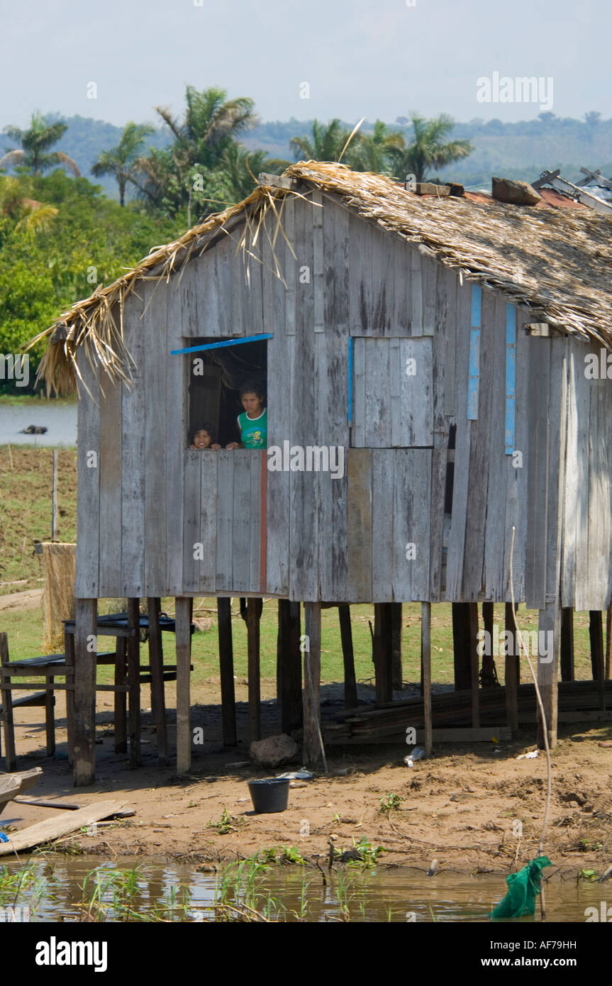 Caboclo Holzhaus auf Stelzen Lago do Maicá Santarém Pará-Brasilien  Stockfotografie - Alamy