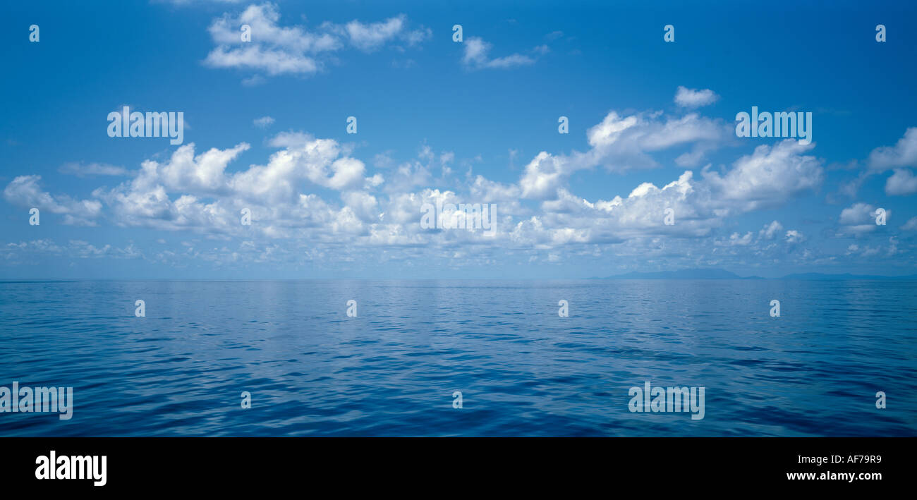 Panopramic Weitwinkel Blick auf ruhige blaue Meer und Himmel. Stockfoto