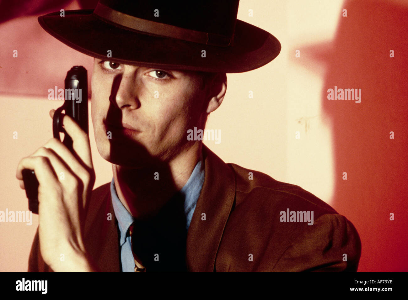 Porträt eines Mannes mit einer Pistole. Stockfoto