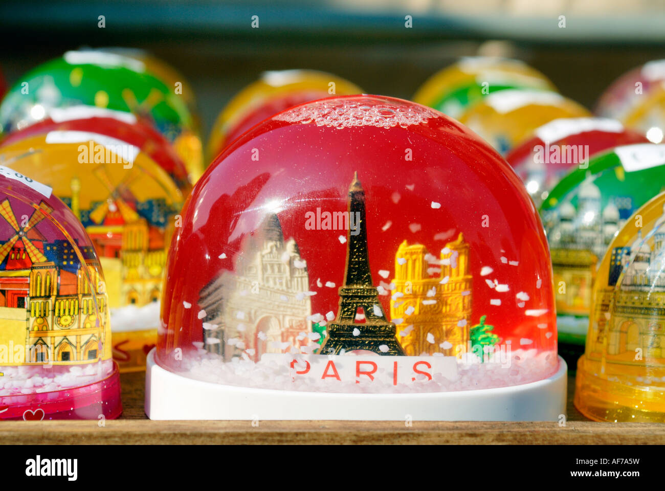 Souvenir Schneekugel mit Paris in Miniatur Paris Frankreich Stockfoto