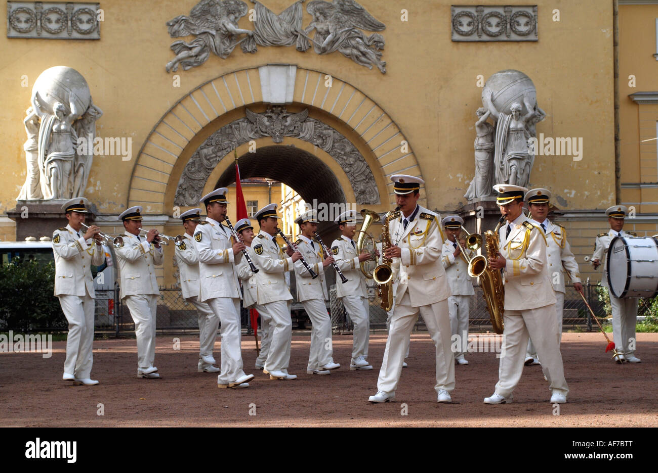 Chinesische Marine Band spielen und marschieren bei einem Freundschaftsbesuch in St.Petersburg Russland Stockfoto