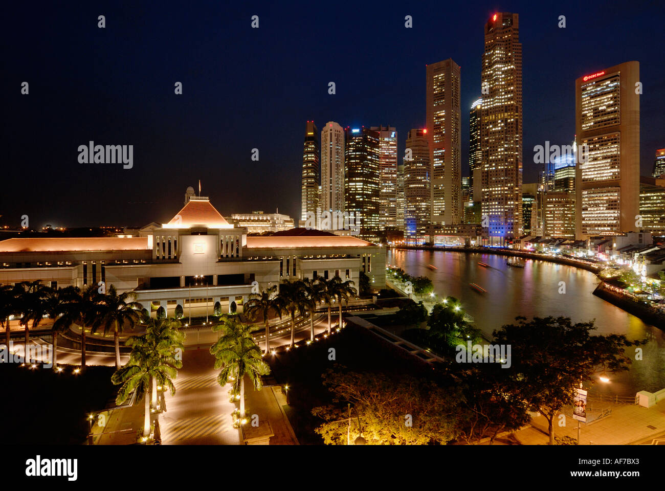 Das Parlamentsgebäude von Singapur mit dem CBD und Boat Quay Bereich als Kulisse Stockfoto