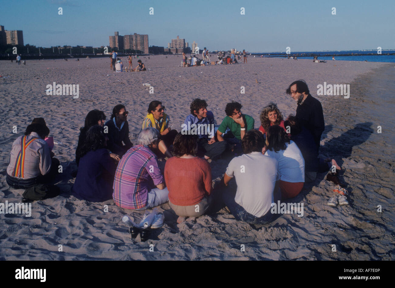 Coney Island. Treffen Sie eine Gruppe zusammen am Strand. Brooklyn, New York, USA 27. Juni 1981. 1980S US HOMER SYKES Stockfoto