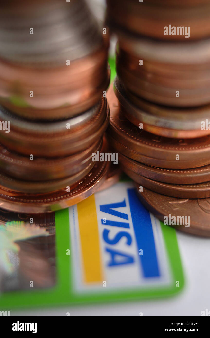 Generischen Bild von Bargeld gestapelt und gestapelt auf einer Kreditkarte Stockfoto
