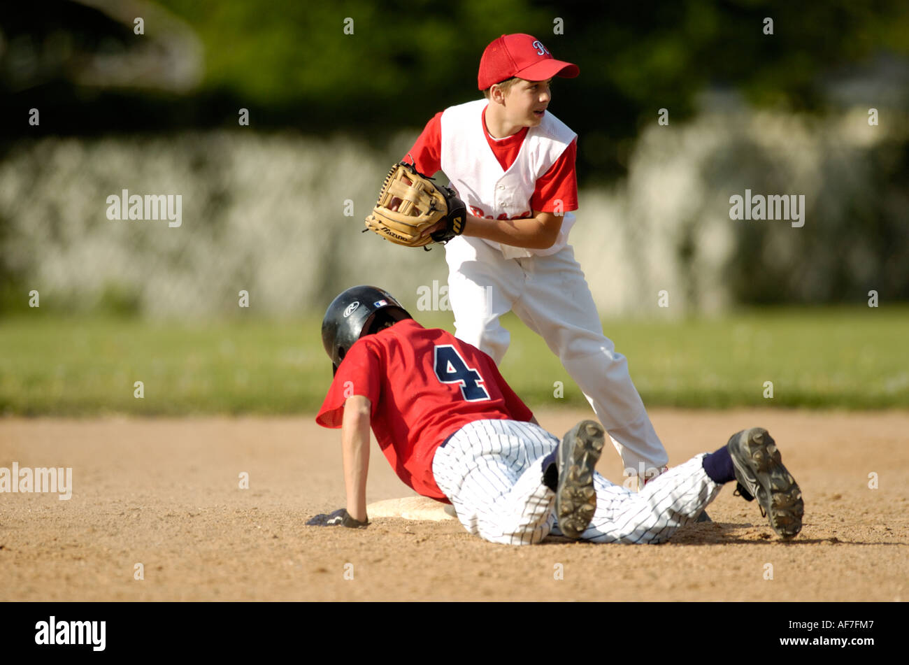 Baseball-Spieler ein Abgleiten in die zweite Base. Stockfoto