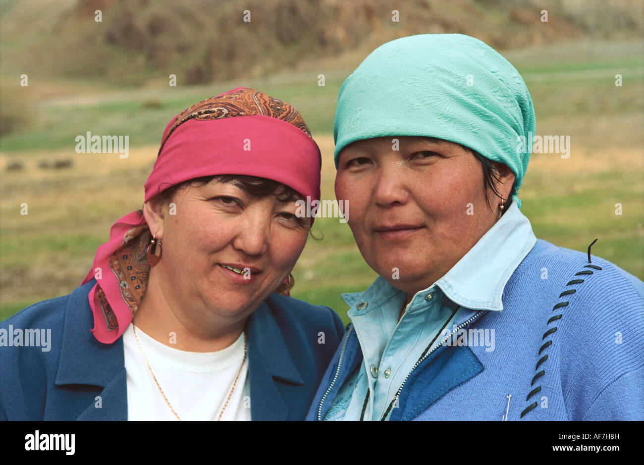 Porträt zweier kasachischen Frauen. El-Oiyn - nationale Festival der altaischen Menschen. Russland Stockfoto