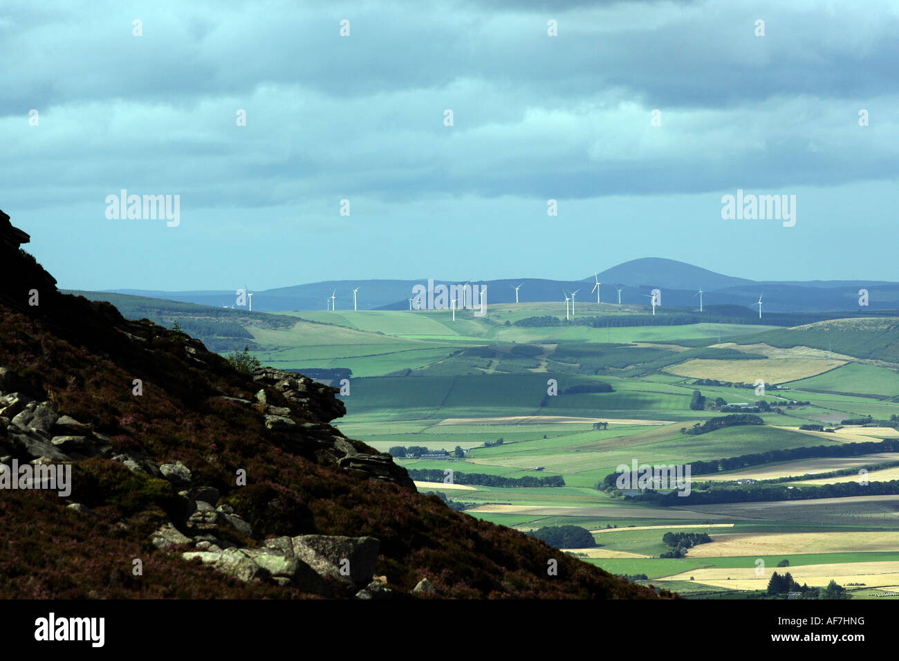 Blick vom Berg Bennachie in der Nähe von Inverurie, Aberdeenshire, Schottland, UK, mit Windfarm in Glens Foudland im Hintergrund Stockfoto