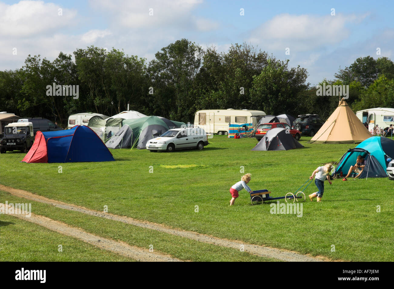 Britische Campingplatz Kinder spielen North Cornwall in der Nähe von Bude England Stockfoto