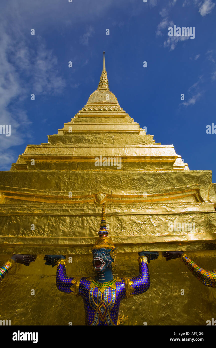 Yaksha s unterstützt einen goldenen Chedi Grand Palace Tempel des Smaragd Buddha Wat Phra Kaew Bangkok Thailand Stockfoto