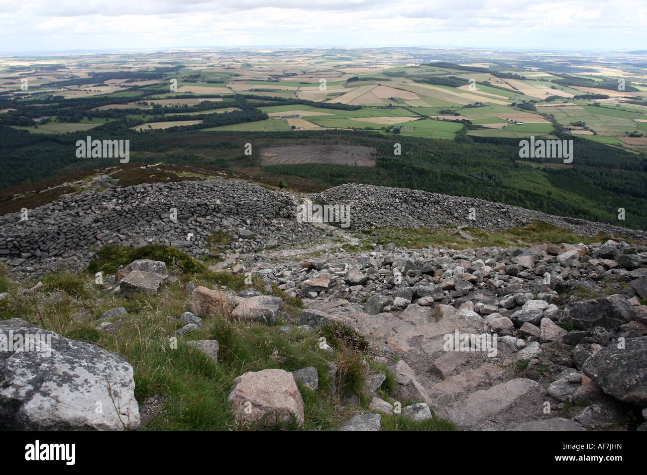 Blick vom Gipfel der Berg Bennachie in der Nähe von Inverurie, Aberdeenshire, Schottland, UK, zeigt der Eisenzeit Wallburg Stockfoto