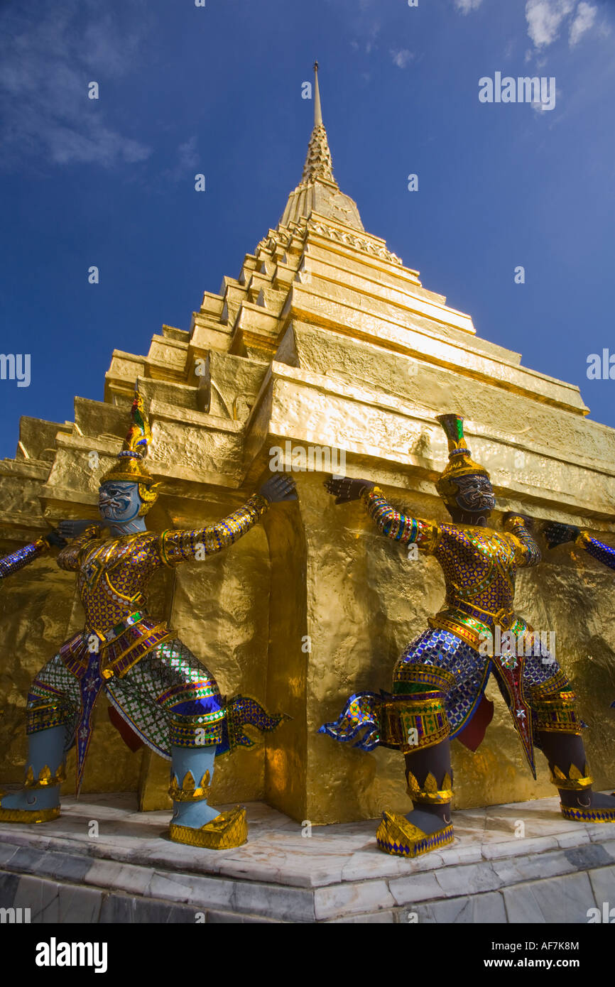 Yaksha s unterstützt einen goldenen Chedi Grand Palace Tempel des Smaragd Buddha Wat Phra Kaew Bangkok Thailand Stockfoto