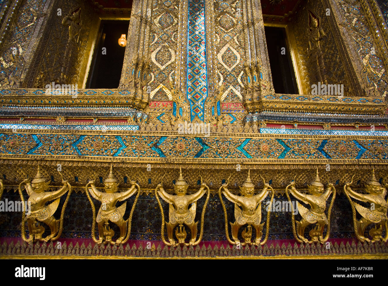 Abbildungsreihe zeigt Garuda König der Vögel halten Naga des Königs der Schlangen, Wasser im Grand Palace, Bangkok, Thailand Stockfoto