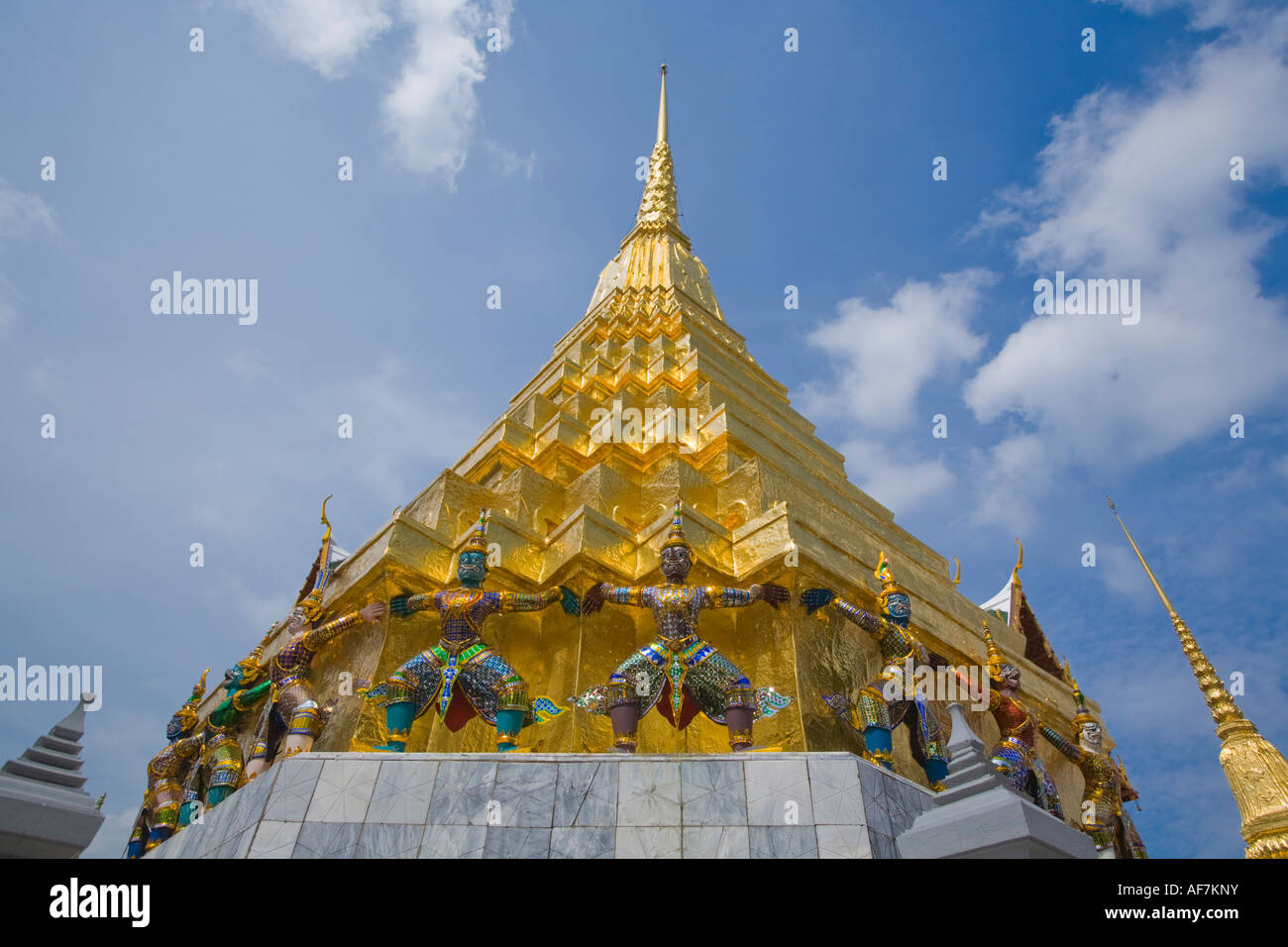 Yaksha s unterstützt einen goldenen Chedi Grand Palace Tempel des Smaragd Buddha Wat Phra Kaew Bangkok Thailand Stockfoto