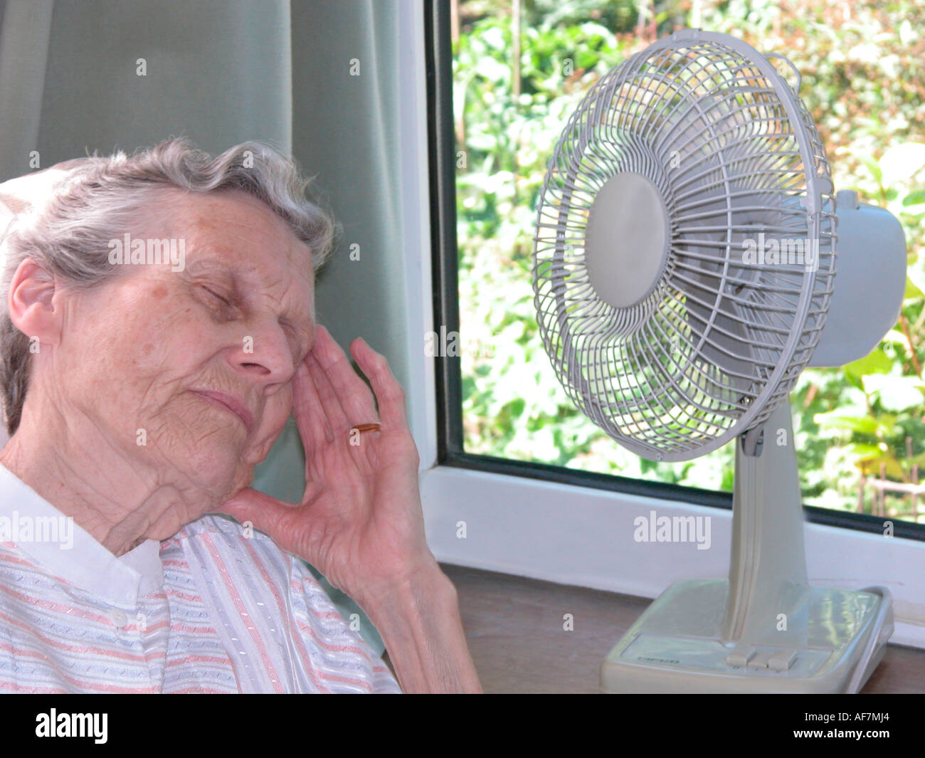 ältere Frau, die leiden unter Hitzeabführung wegen der extrem hohen Temperaturen - ältere Menschen stärker gefährdet Stockfoto