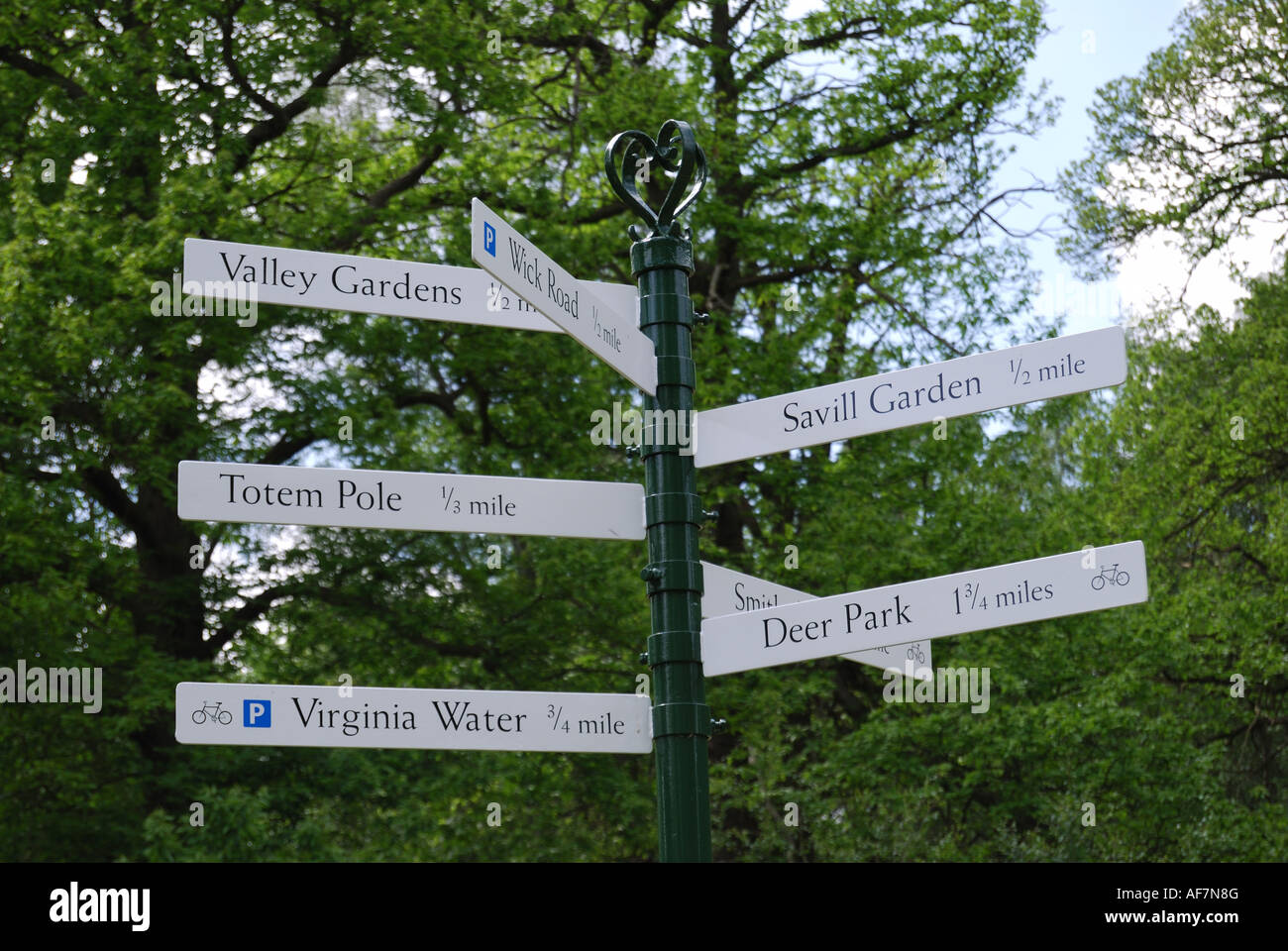 Post-Zeichen, Windsor Great Park, The Royal Landscape, Windsor Great Park, Virginia Water, Surrey, England, Vereinigtes Königreich Stockfoto