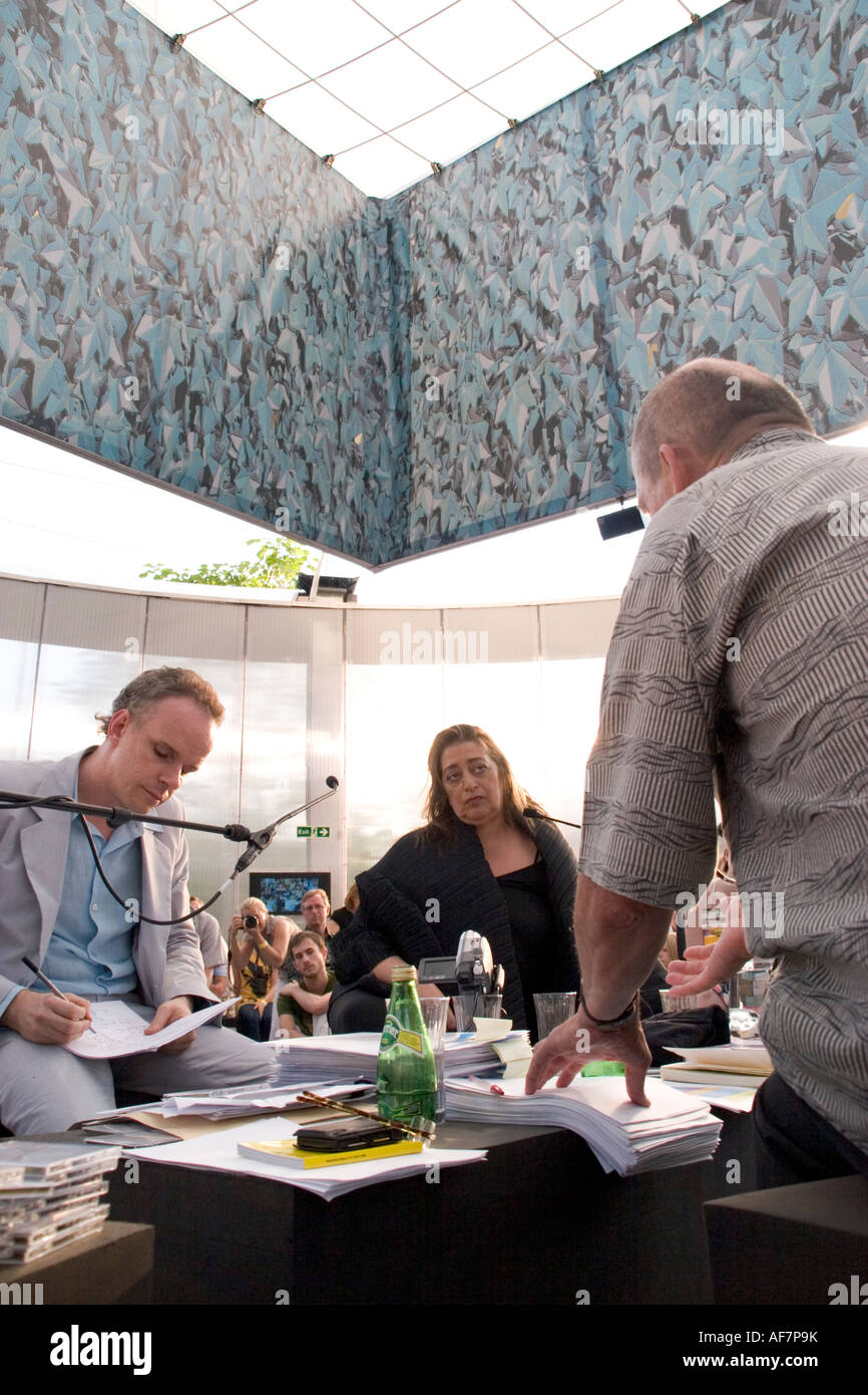 Die Architektin Zaha Hadid interviewt in der Serpentine Gallery 24