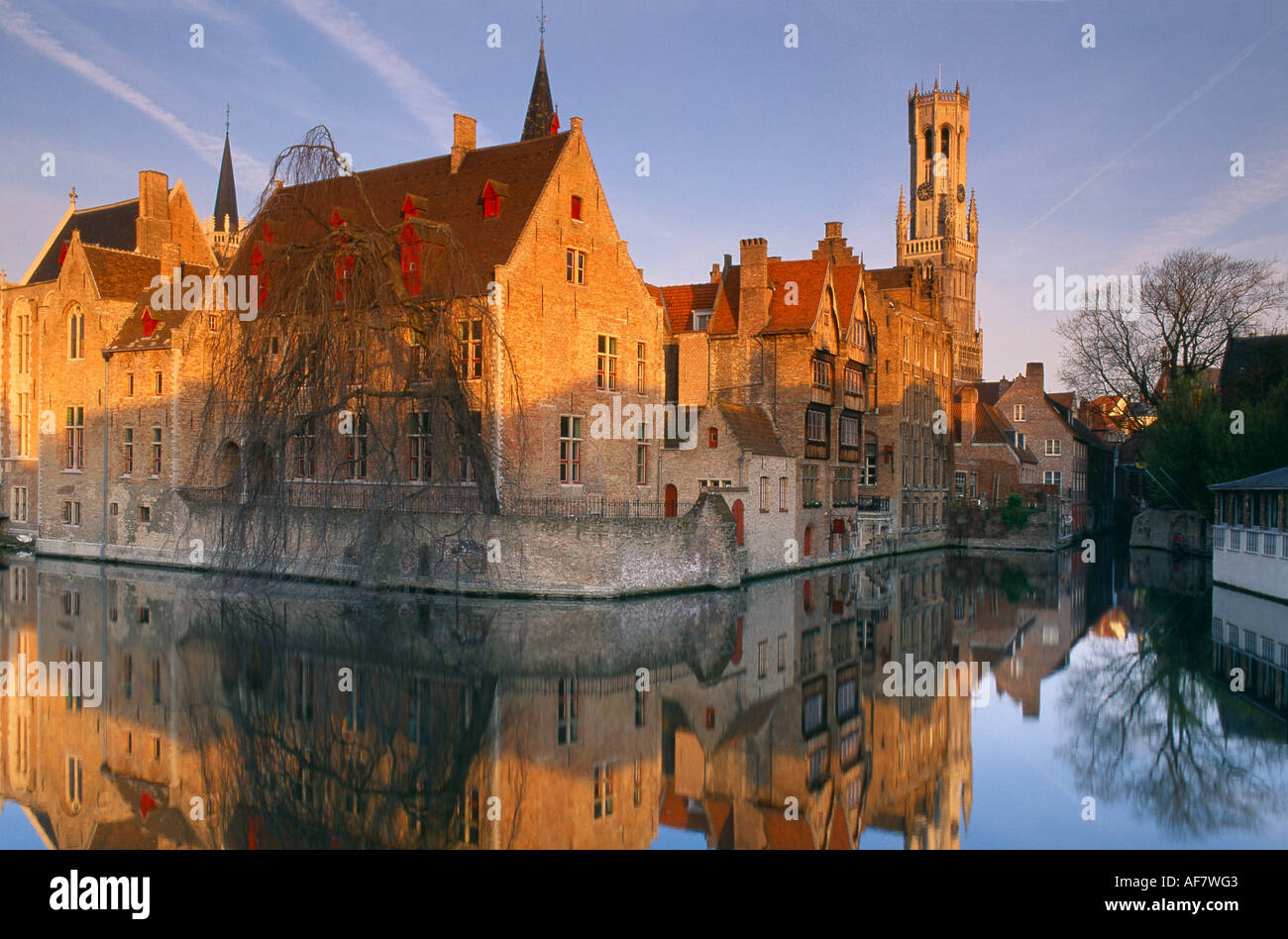 der Glockenturm Rozenhoedkaai spiegelt sich im Kanal Brugge Belgien Stockfoto