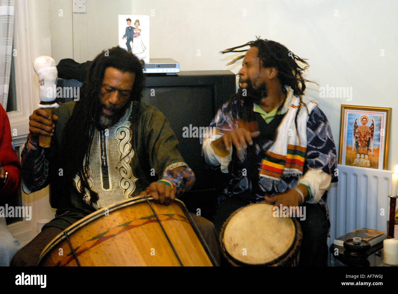 Rastafari Männer Groundation Reggae-Musik am Schlagzeug zu spielen. Stockfoto