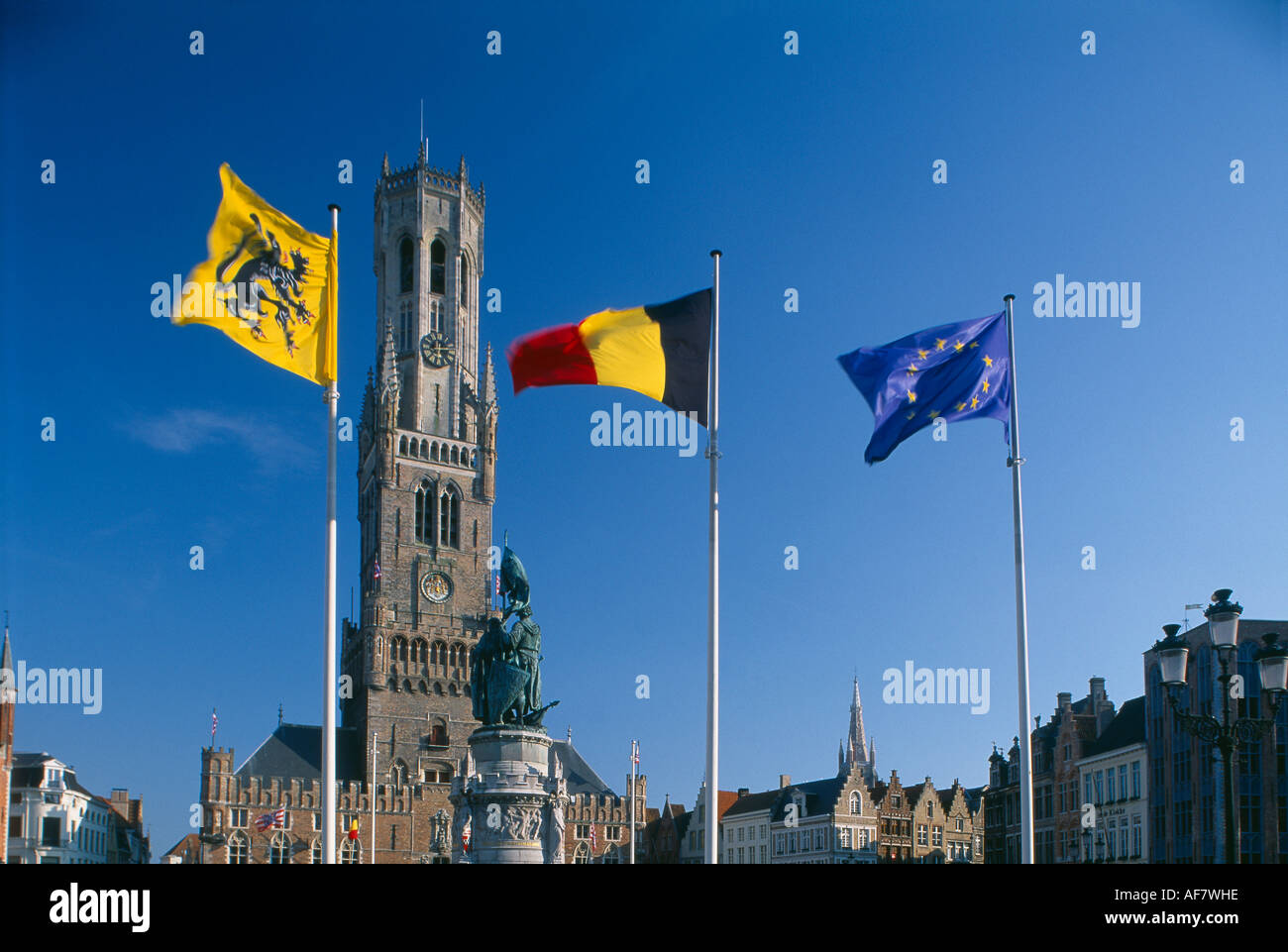 Flaggen in den Markt mit Belfried von Brügge Belgien Stockfoto